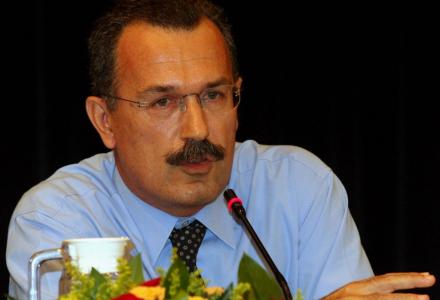 Το ΠΑΜΕ «ψέλνει» υπουργό