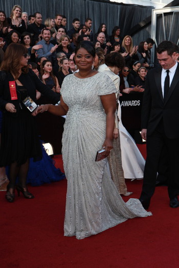 Tώρα – Σεμνή και ταπεινή