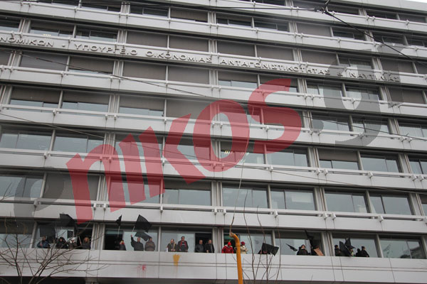 Εικόνες από την κατάληψη του υπουργείου