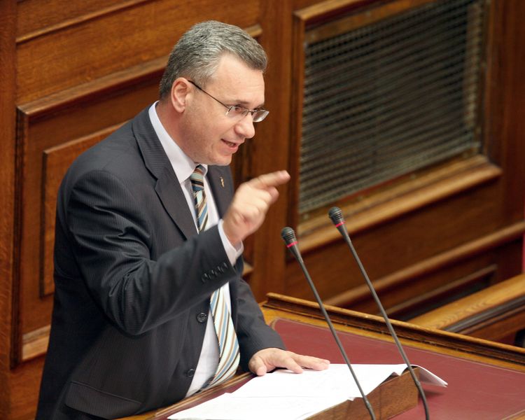 “Δεν παραδίδω την έδρα μου”