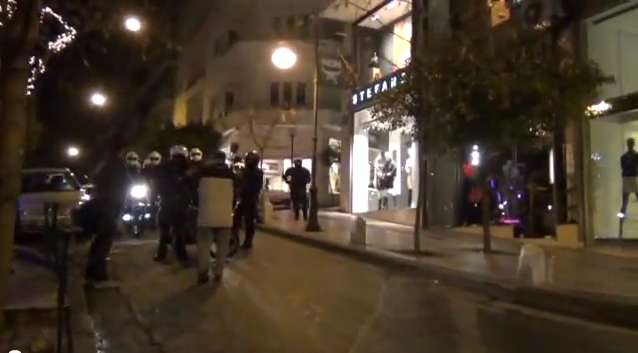 Διαδηλωτές έξω από το σπίτι του Σημίτη