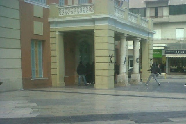 Πέτρες και συλλήψεις