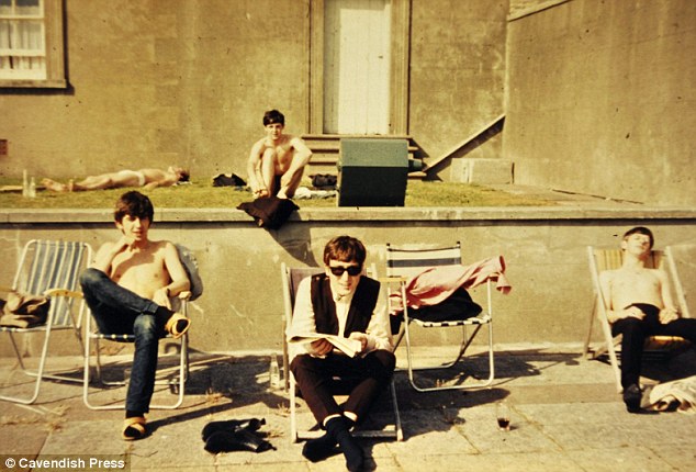 Ακυκλοφόρητες φωτό των Beatles