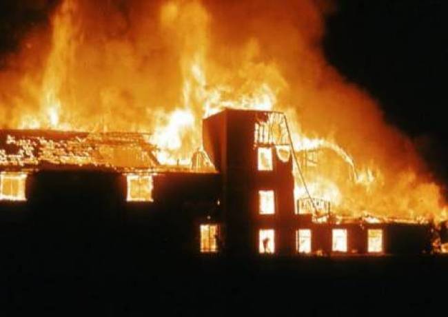 Ξανά στις φλόγες η αποθήκη