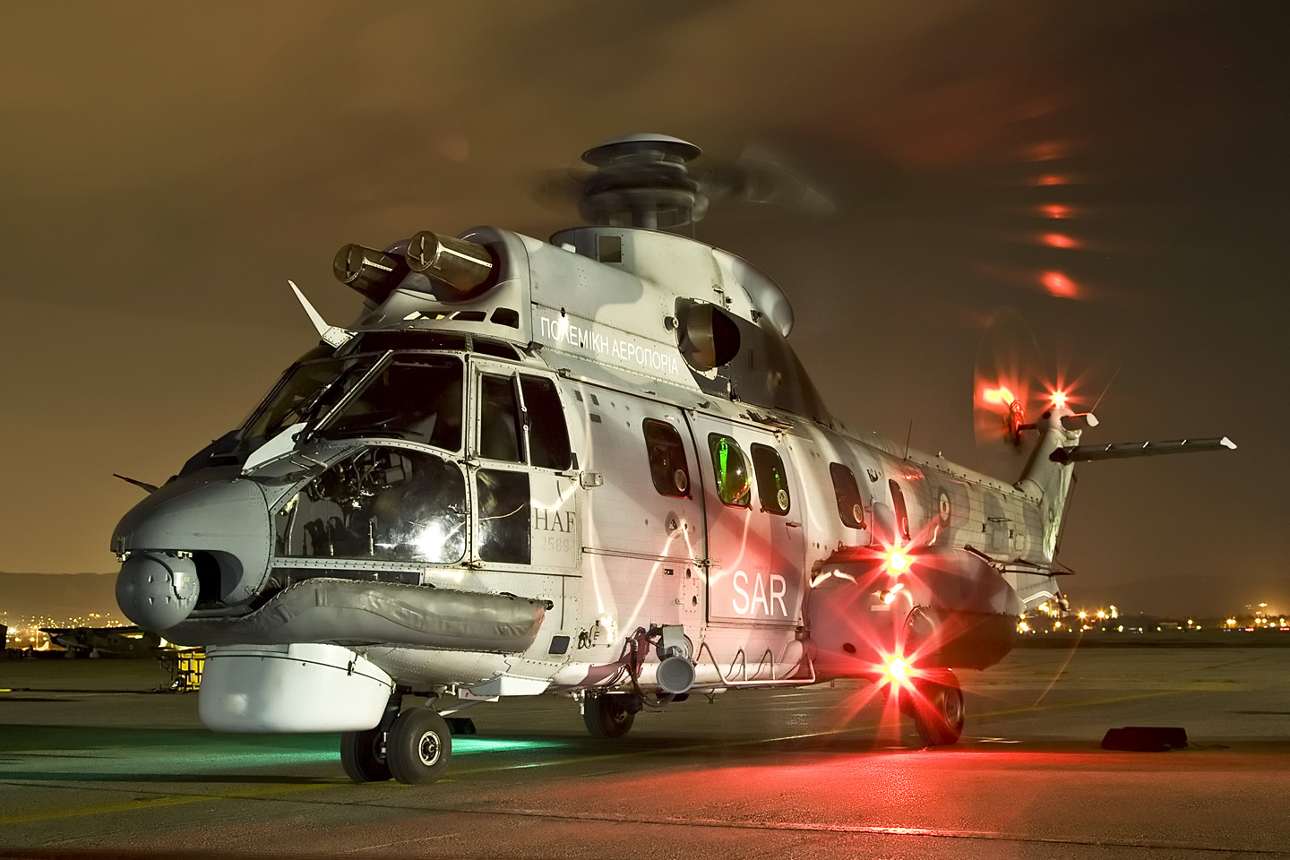 Υποφέρουμε, αλλά βοηθάμε