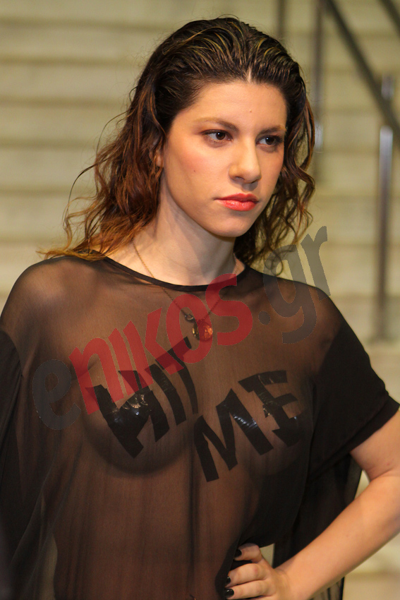 Hit me… Τί εννοεί η τραγουδίστρια;