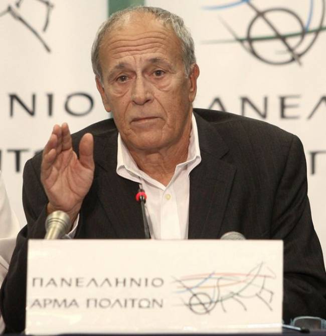 “Παραδίδει την χώρα…”