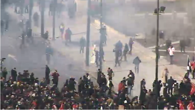 Τώρα-Ένταση στο Σύνταγμα-ρίχνουν χημικά