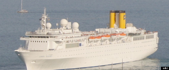 Καίγεται ιταλικό πλοίο