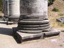 Κλέβουν μνημεία από παντού