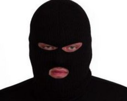 Κουκουλοφόρος με καλάσνικοφ!