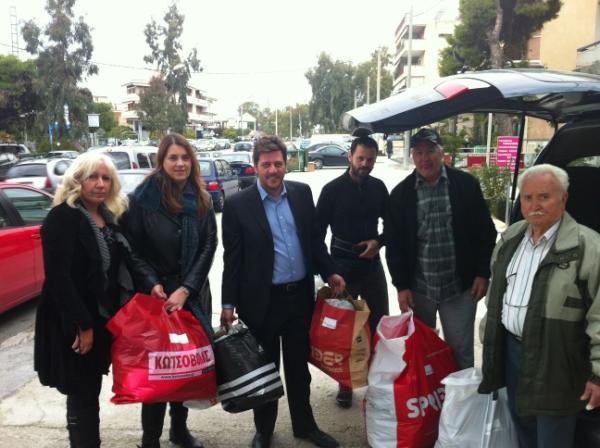 Ο Βαρβιτσιώτης μοιράζει ρούχα