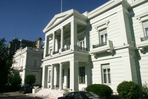 Διπλωμάτες ζουν με δανεικά