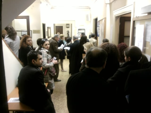 Κάνουν ουρά για να…δικάσουν