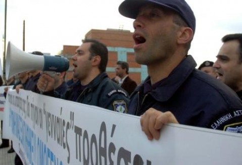 Στους δρόμους οι ένστολοι