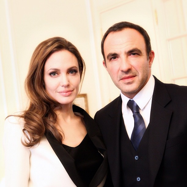 Ποιος Έλληνας αγκαλιάζει την Τζολί;