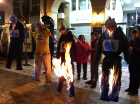 Εκαψαν πρωθυπουργό και αρχηγούς