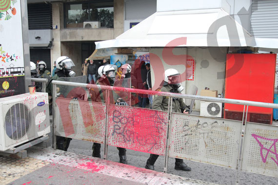 Μάχη των ΜΑΤ με διαδηλωτές