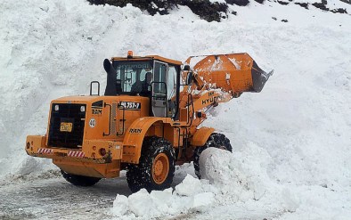 Το χιόνι έκλεισε το δρόμο