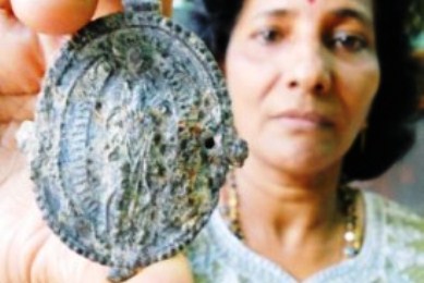 Μενταγιόν στο στομάχι καρχαρία