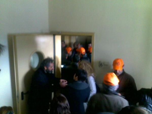 Ντου στο γραφείο του υπουργού!