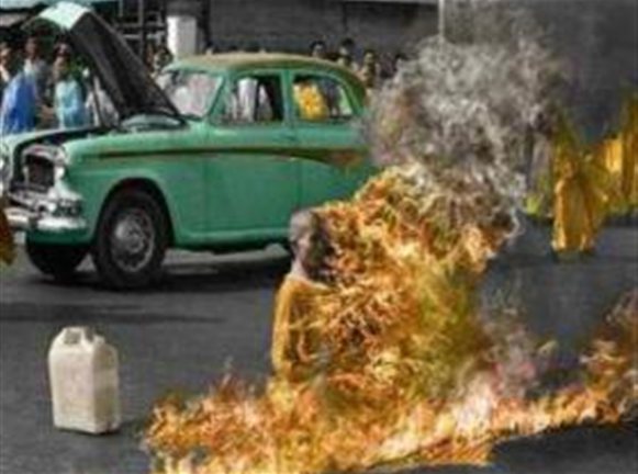 Αυτοπυρπολήθηκε έξω από σχολείο