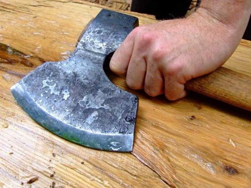 Αναδρομικό τσεκούρι με… αγάπη