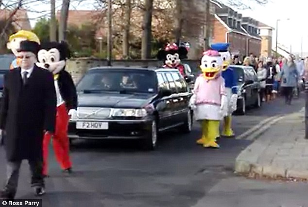 Ντύθηκαν καρτούν στην κηδεία