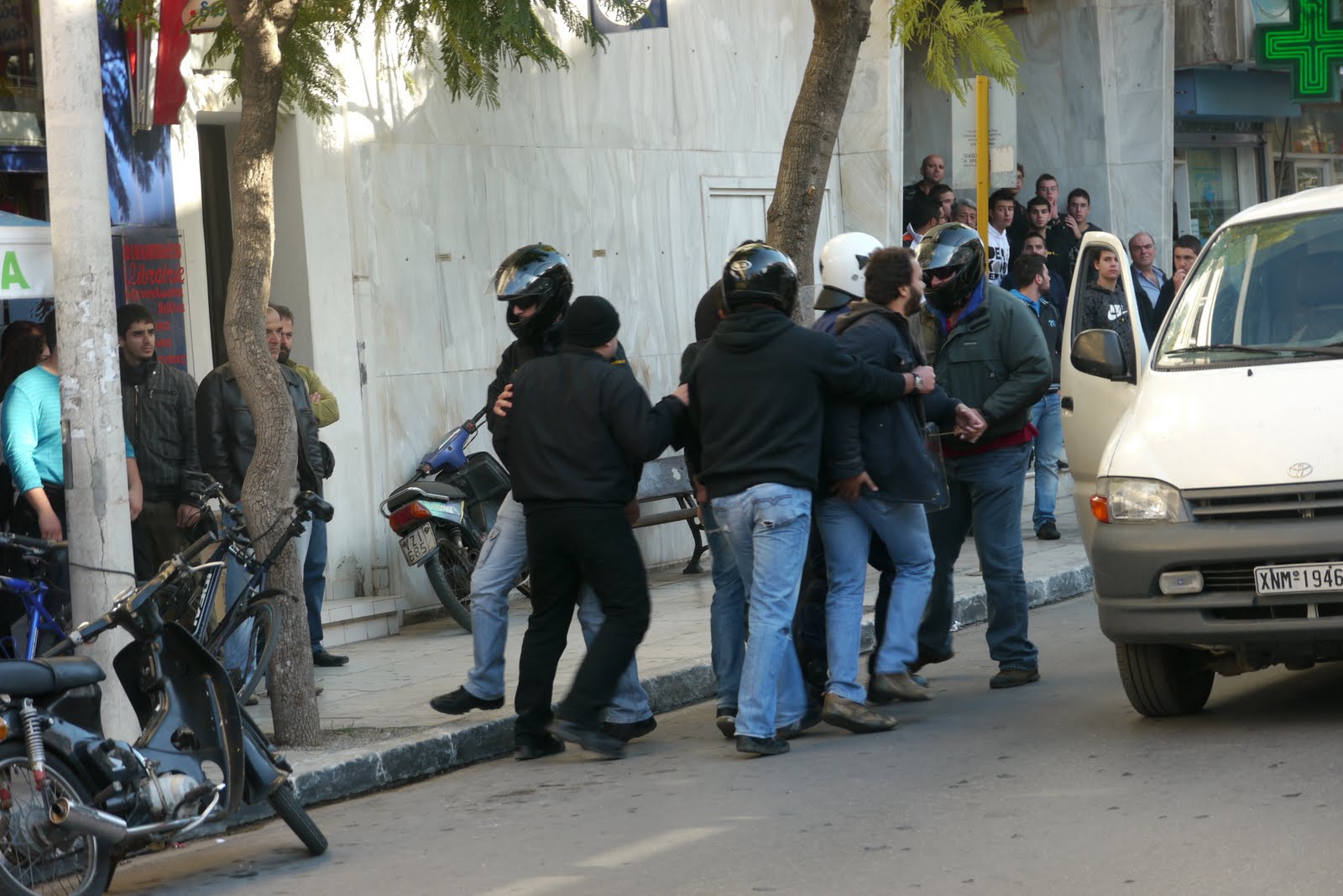 Συνεχίζονται οι συλλήψεις στην Αθήνα