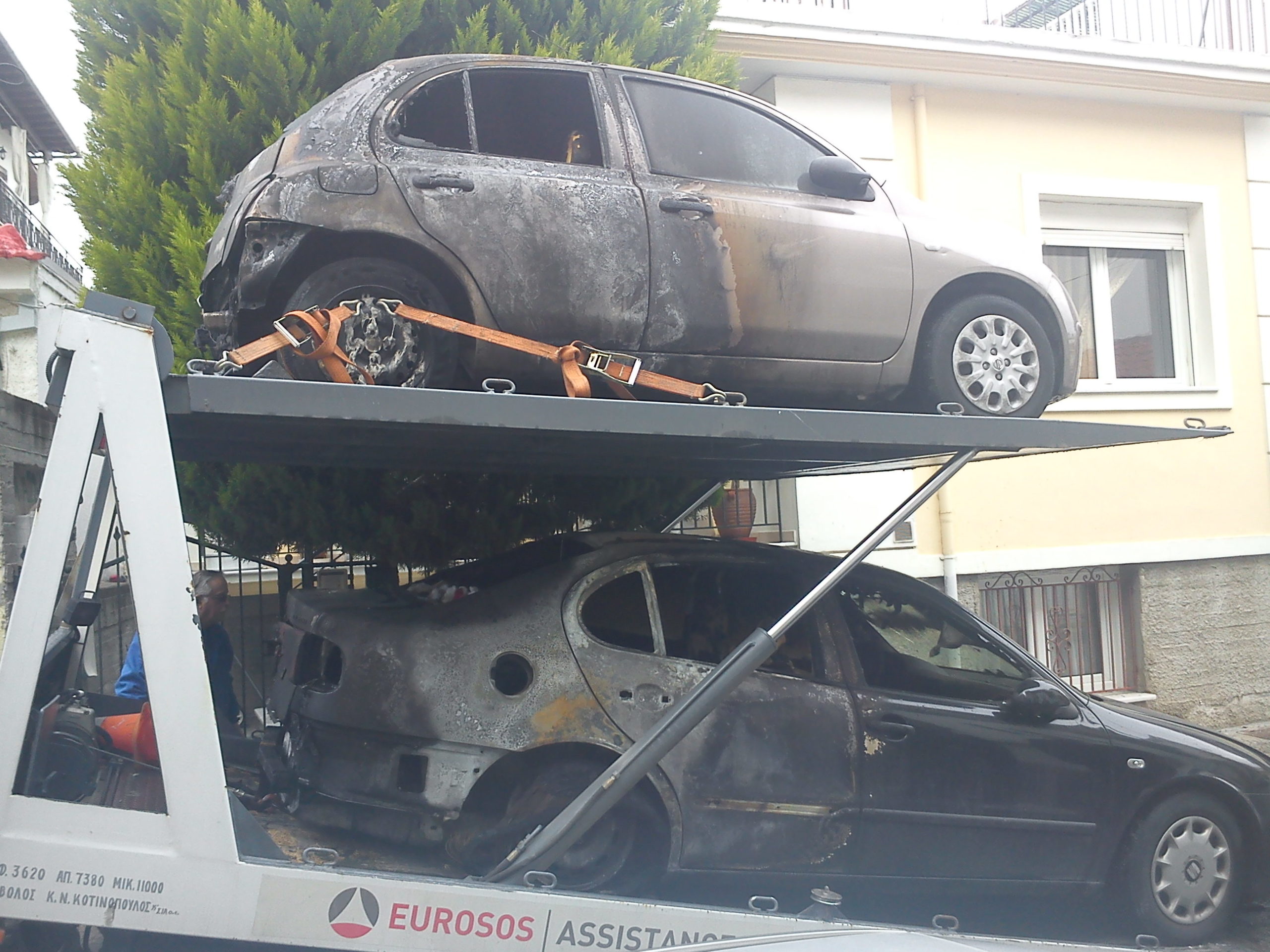 Κάηκαν πέντε αυτοκίνητα στον Βόλο