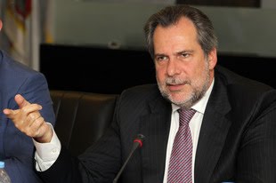 Παπουτσής κατά Παπαδήμου