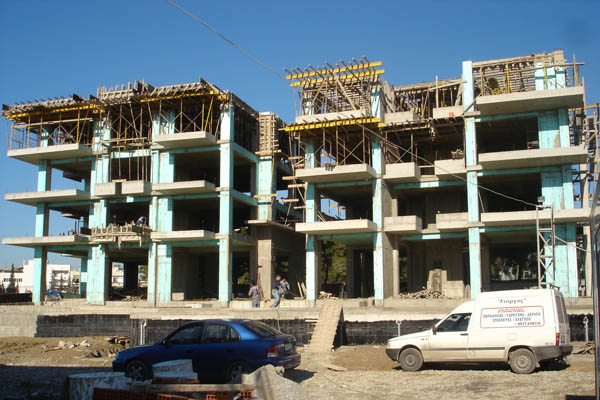 Βουλιάζει η οικοδομή