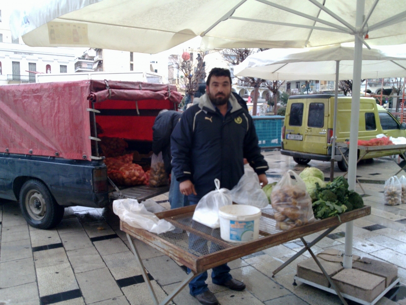 Τώρα -Μοιράζουν πατάτες και αυγά στην Πάτρα