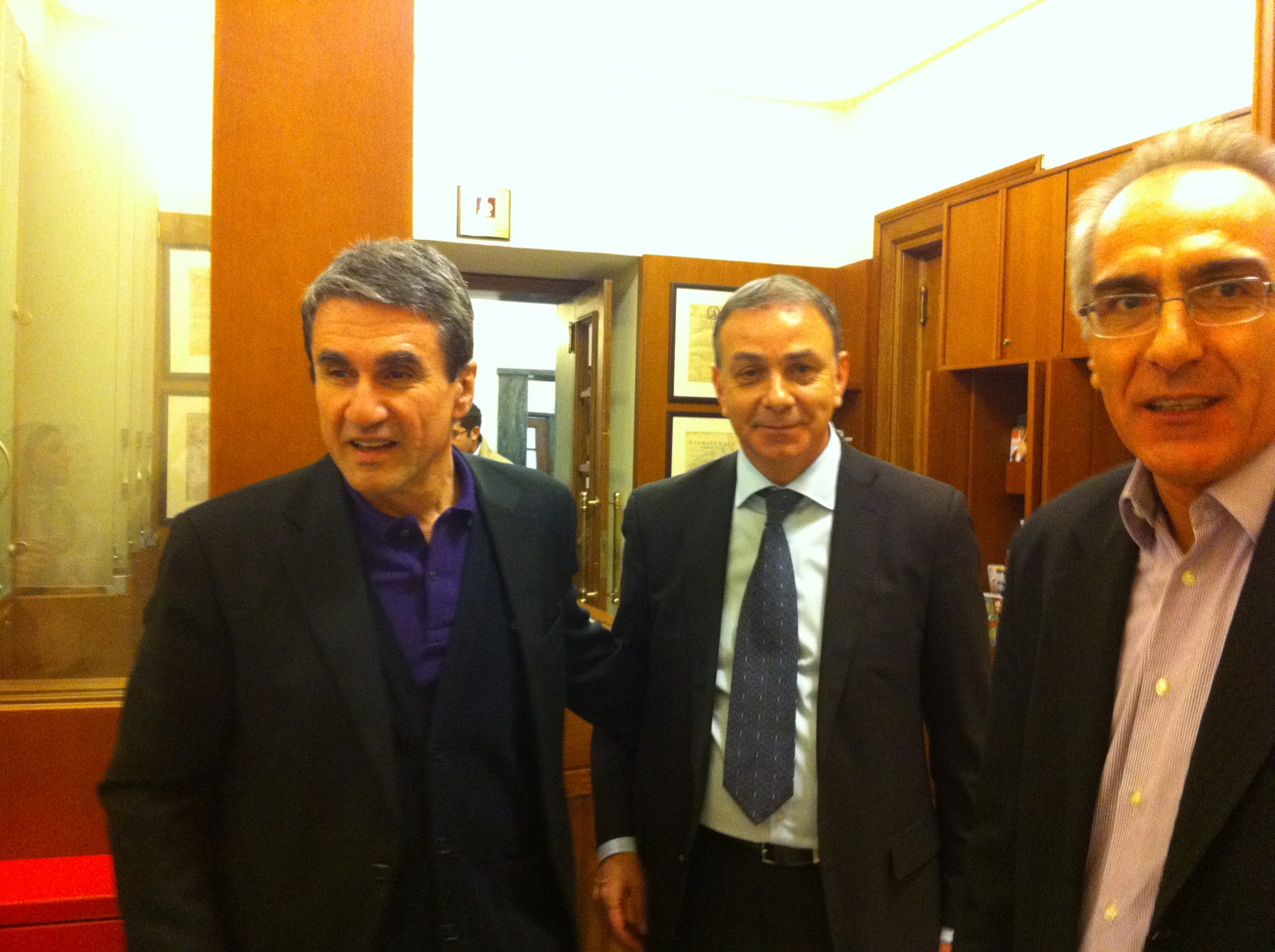 Παιδιά όλοι στο καφενείο!Κερνάει!!