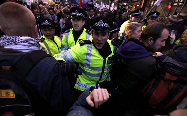 Τώρα-Απομακρύνουν διαδηλωτές