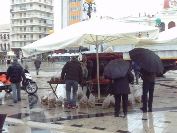 Μοιράζουν πατάτες-φωτογραφίες