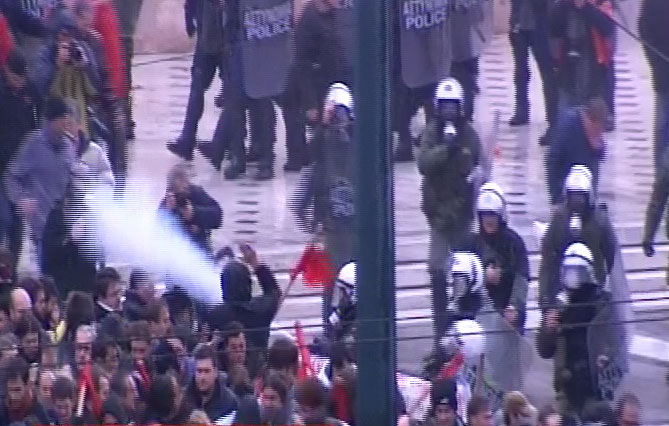 Τώρα:’Εκαψαν τη γερμανική σημαία στο Σύνταγμα