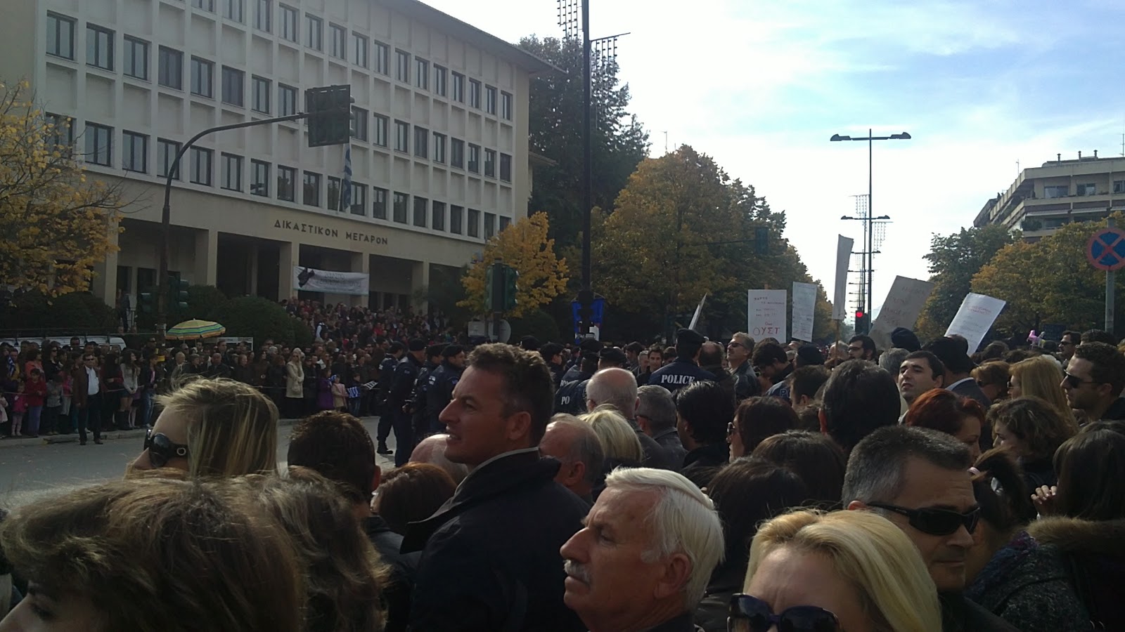 Γύρισαν την πλάτη στους επισήμους