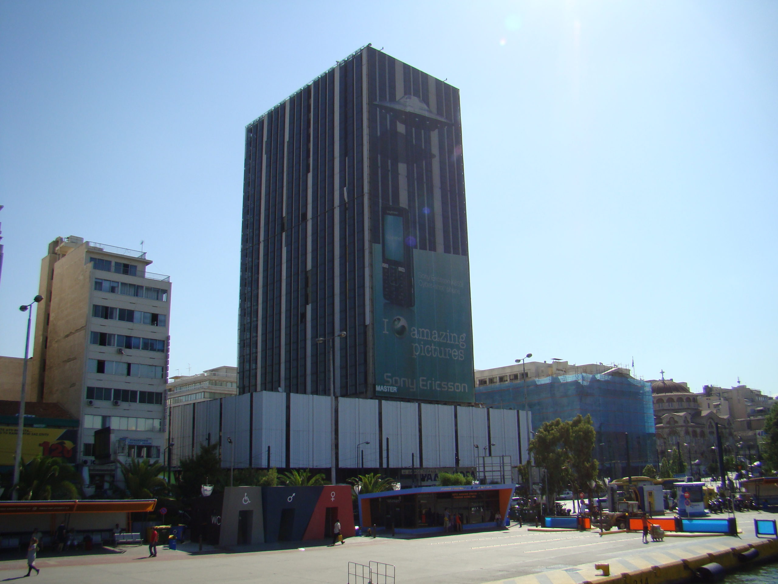 Άστεγοι στον πύργο του Πειραιά