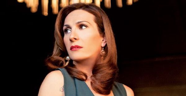 Η ακομπλεξάριστη… Μίνα