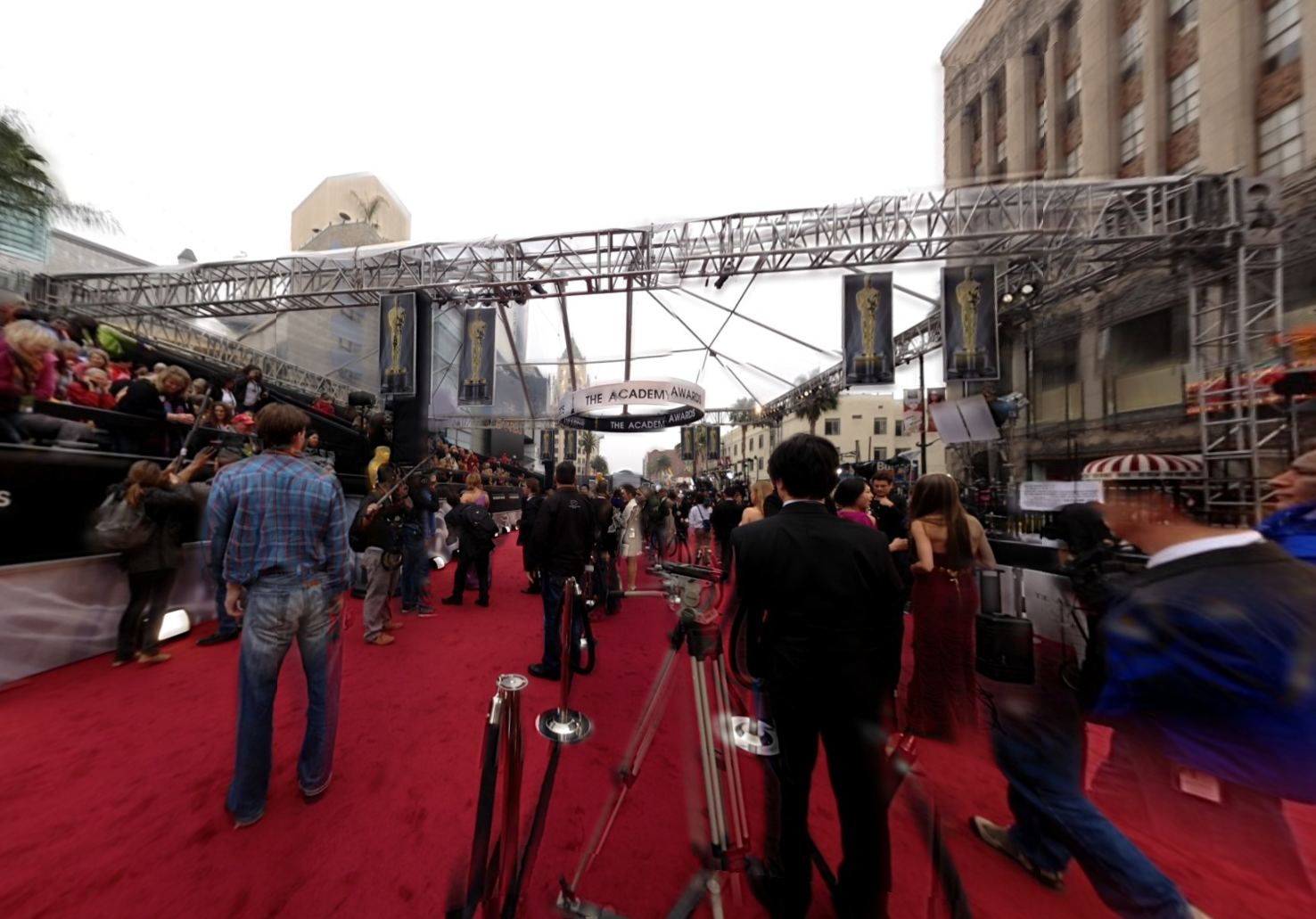 Τώρα – Προς το κόκκινο χαλί…