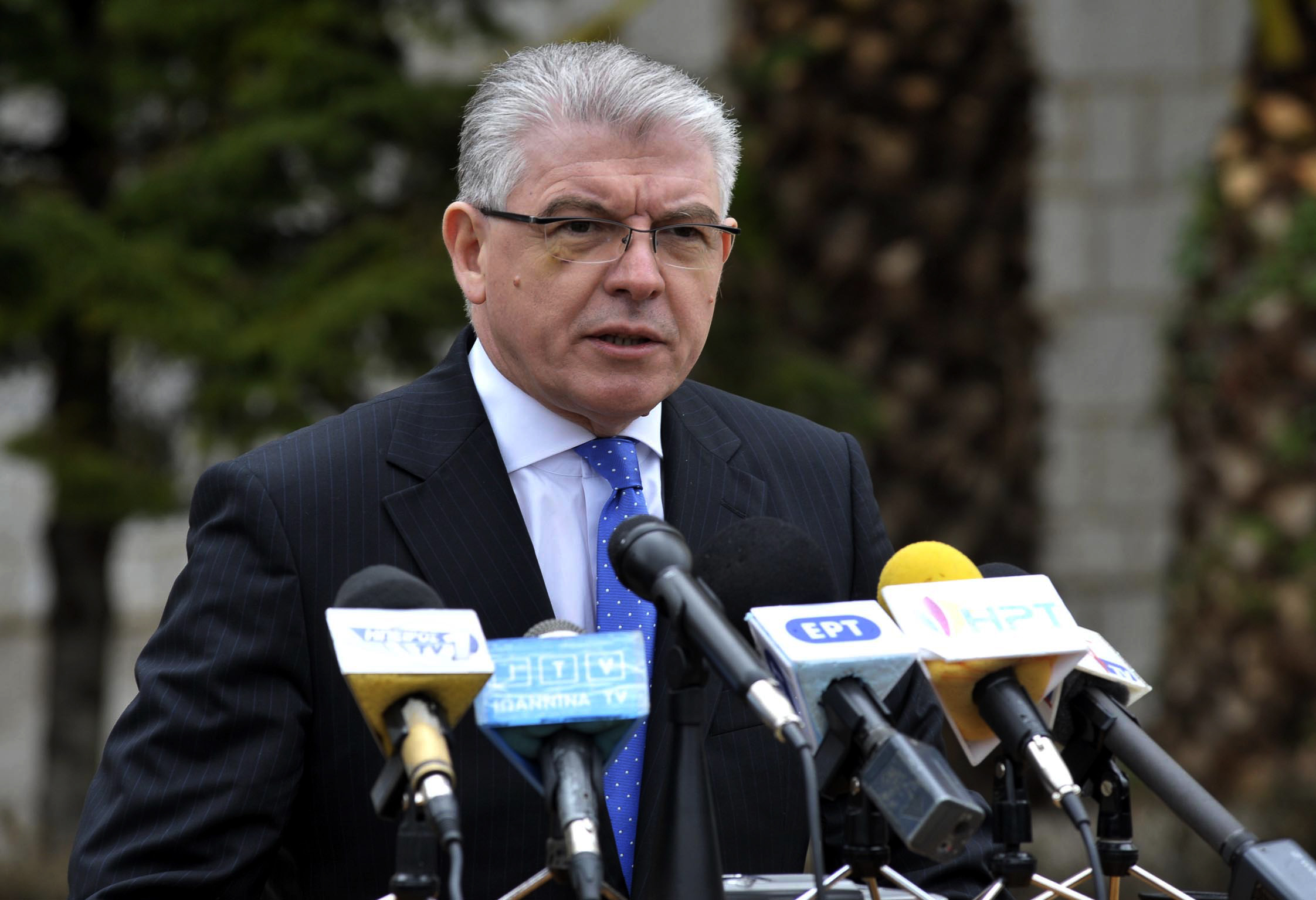 «Να παραιτηθούν»