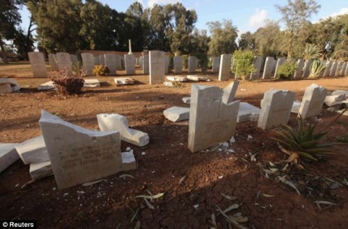 Κατέστρεψαν τάφους