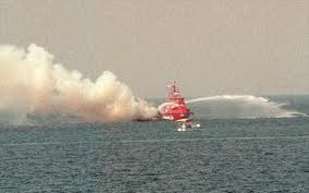 Καίγεται πλοίο στα Μέγαρα