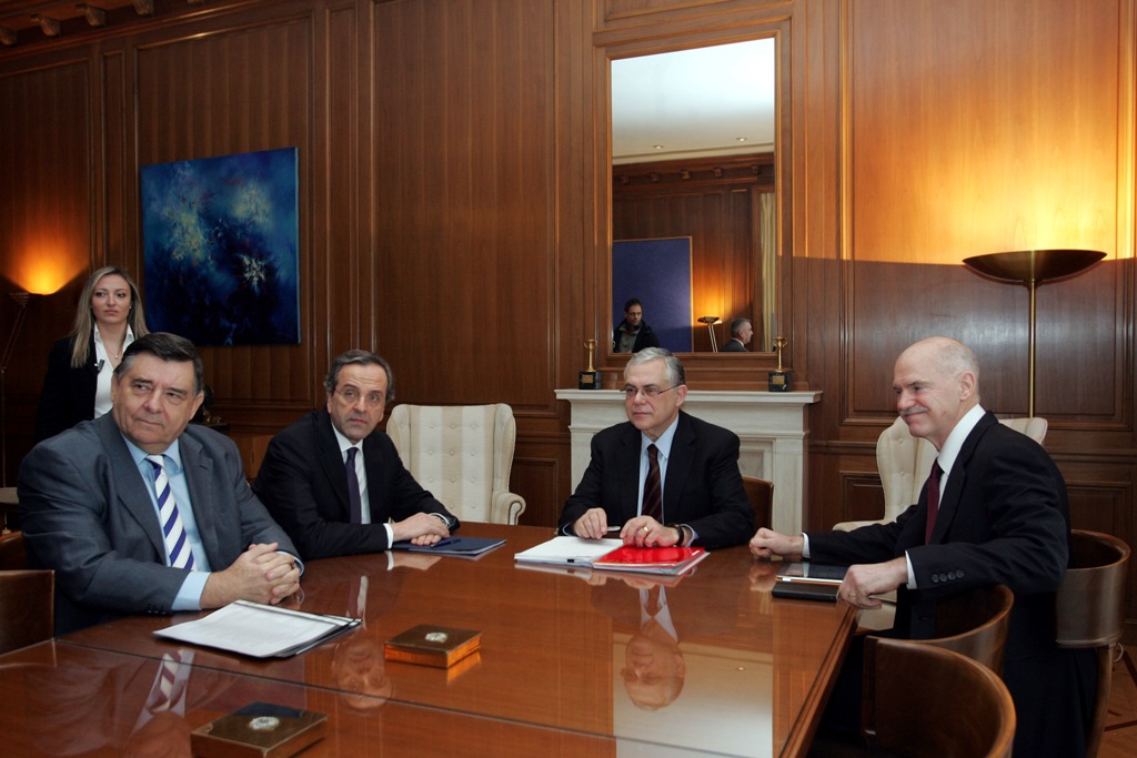 Τώρα: Παπανδρέου,Σαμαράς και Καρατζαφέρης στο Μαξίμου