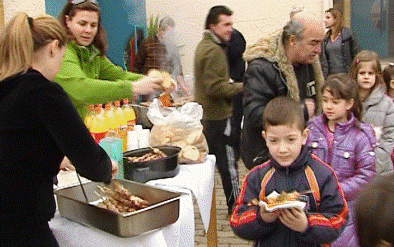 Μοίρασαν φαγητό στα παιδιά