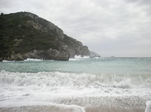 Πύραυλος έπληξε ακτή