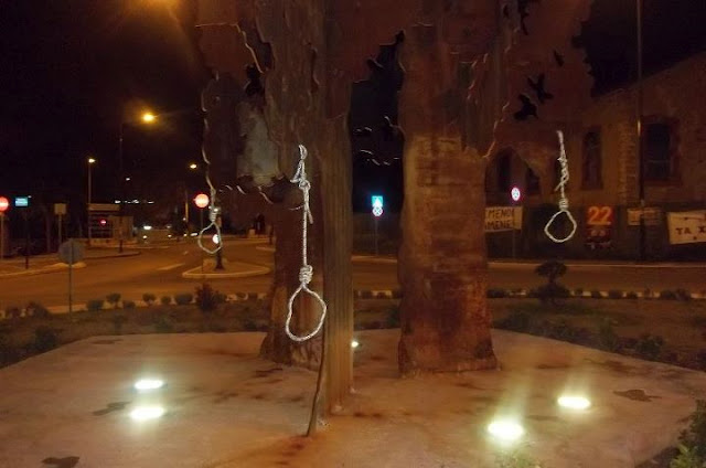 Έτοιμες οι κρεμάλες