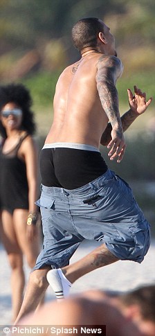 Γιατί τρέχει ο Chris Brown;