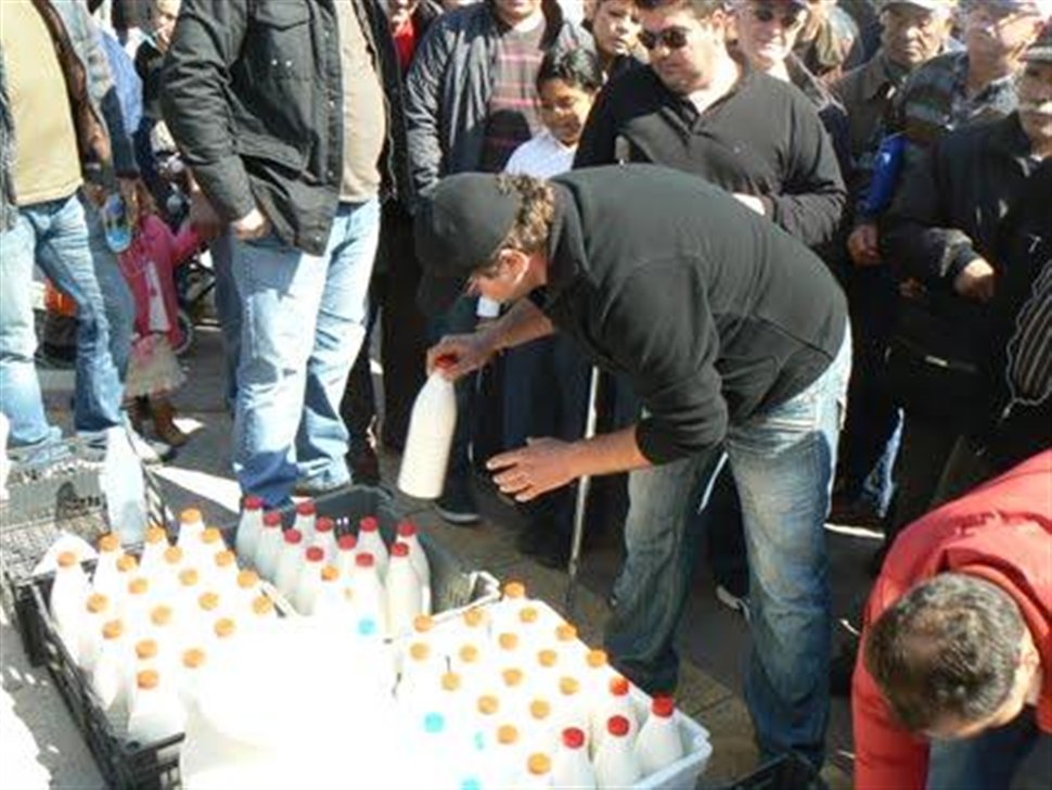 Θα μοιράσουν γάλα και τυρί